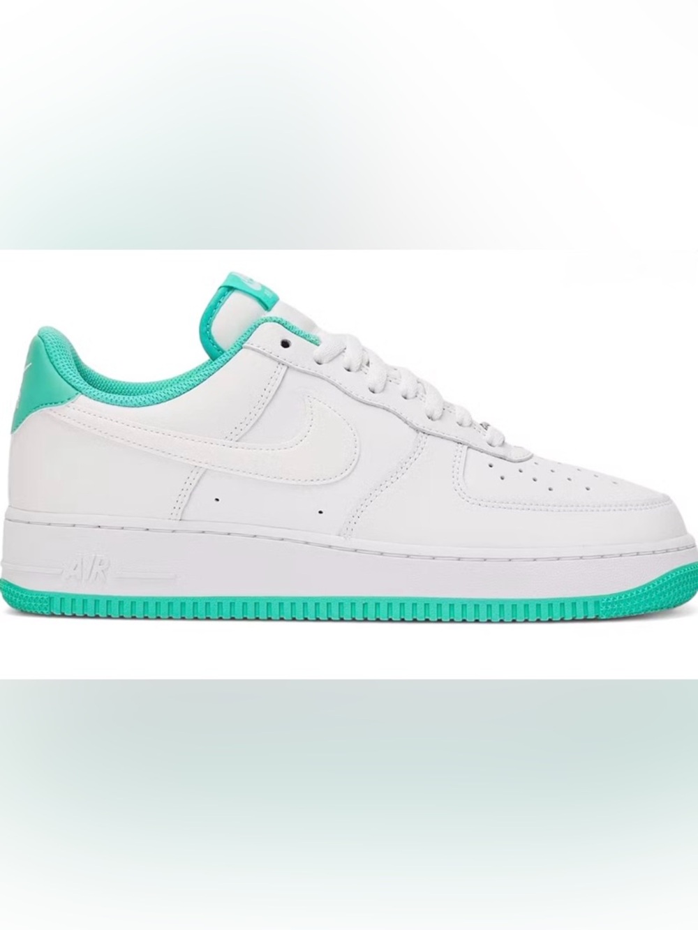 Nike Air Force 1 '07 sneakers in the White Light Menta SZ 9.5 NWT box included